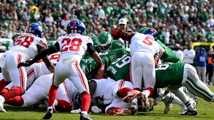 eagles-giants-tush-push-presnap.jpg