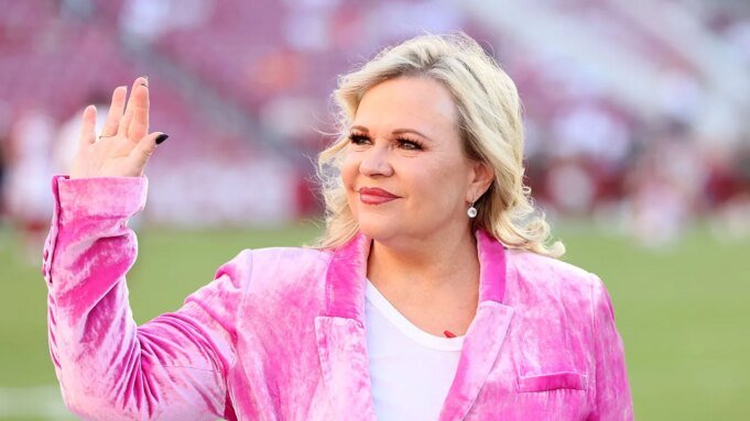 espn-holly-rowe-102925-1.jpg