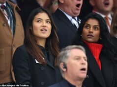 Emma Raducanu i Simone Ashley z Bridgerton wyglądają przepysznie, gdy kibicują angielskim bohaterom rugby w meczu z Nową Zelandią na stadionie Twickenham