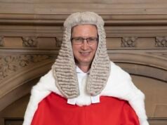 Kobieta oskarża sądy rodzinne o „sankcjonowane przez państwo molestowanie” po tym, jak nakazano sześcioletniej córce zachowanie nazwiska ojca, który zgwałcił jej matkę