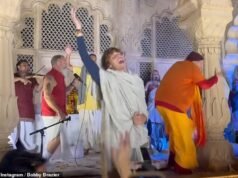 Bobby Brazier dzieli się spojrzeniem na swoją duchową podróż po opuszczeniu showbiznesu i dołącza do wiernych w Indiach podczas tradycyjnego tańca Hare Kryszna (a tata Jeff naśmiewa się z jego ruchów!)