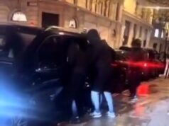 Moment, w którym gang w kapturach okrada biesiadników z taksówki, gdy tłum stoi i nagrywa to na swoich telefonach w centrum Londynu