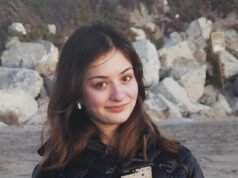 18-letnia dziedziczka zmarła straszliwą śmiercią po spotkaniu z mężczyzną o imieniu RAIDER… teraz jej niezwykle zamożni rodzice propagują złowrogą teorię na temat tego, co naprawdę się z nią stało