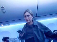 Pasażer Unhinged United Airlines wielokrotnie krzyczy najbardziej obraźliwe przekleństwa po tym, jak „samolot stał przez godzinę na płycie lotniska”