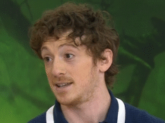 Ethan Slater stepuje wokół pytania Ariany Grande „Girlfriend”.