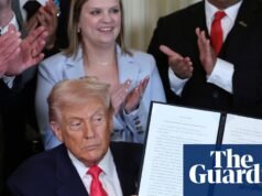 Pojawiają się pytania w związku z uderzająco podobnymi podpisami Trumpa w sprawie niedawnych ułaskawień | Donalda Trumpa