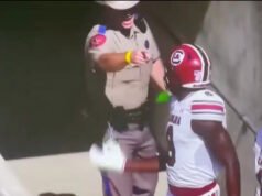 Oficer Texas A&M na ławce rezerwowych uderza i beszta graczy z Południowej Karoliny po przyziemieniu przeciwko Aggies