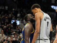 Victor Wembanyama wymienia słowa po plakatowym wsadzie Draymonda Greena