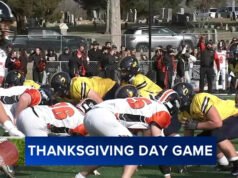 Tradycję Święta Dziękczynienia kontynuuje rywalizujący mecz piłki nożnej pomiędzy szkołami średnimi Clayton i Pittman