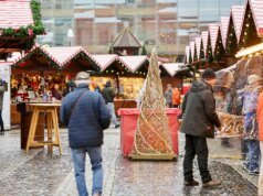 Niemiecki jarmark bożonarodzeniowy zostaje ponownie otwarty prawie rok po śmiertelnym ataku taranowania samochodów