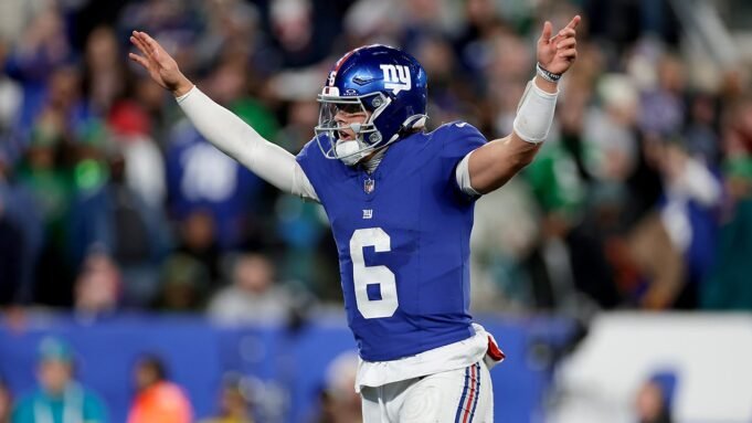 giants-jaxson-dart-celebrates-touchdown.jpg