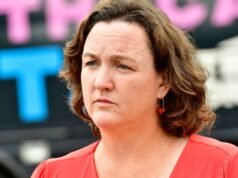 Katie Porter ostro krytykuje Toma Steyera za powiązania z dużymi pieniędzmi po zrealizowaniu jego czeków