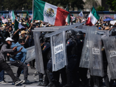 Protestujący w Meksyku atakują policję podczas brutalnego marszu antyrządowego