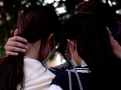 Ocalali przylegają do siebie, gdy z tlących się budynków w Hongkongu spadają gruzy | Wiadomości ze świata