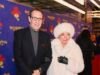 Dama Joan Collins (92 l.) spędza wieczór na randce z mężem Percym Gibsonem, otulając się białym sztucznym futrem na otwarcie „Paddington: Musical”