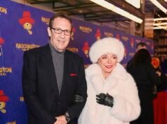 Dama Joan Collins (92 l.) spędza wieczór na randce z mężem Percym Gibsonem, otulając się białym sztucznym futrem na otwarcie „Paddington: Musical”