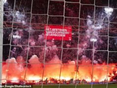 Rzeź w Amsterdamie po przerwaniu meczu Ajaksu po OGROMNYM wybuchu fajerwerków… a klub atakuje kibiców