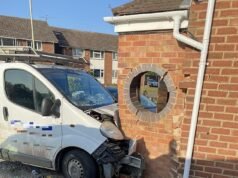 W chwili, gdy pijany kierowca trzykrotnie przekracza limit, wjeżdża swoją furgonetką w dom, o mało nie tracąc trójki dzieci