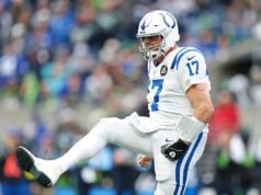 Phillip Rivers, QB Colts, rzuca podanie po przyziemieniu w pierwszym meczu po powrocie