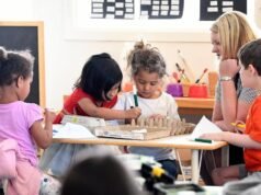 Podwyżka wynagrodzeń dla australijskich pracowników opieki nad dziećmi w związku ze spadkiem niedoborów kadrowych