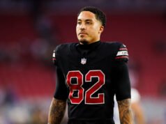 Andre Baccellia z drużyny Cardinals podniósł kciuki do góry po uderzeniu po powrocie z meczu, przez co unieruchomił go na noszach i trafił do szpitala