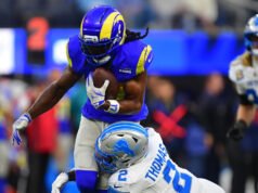 Davante Adams udaje się do szatni z widoczną kontuzją ścięgna podkolanowego