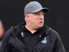 Według doniesień, Kentucky Football zwolniło Marka Stoopsa