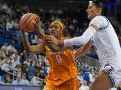 Koszykówka NCAA: Johnia Barker z Tennessee przeżywa niezręczny moment po meczu z trenerem UCLA