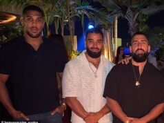 Anthony Joshua załamuje się, gdy gwiazda boksu składa hołd swoim dwóm bliskim przyjaciołom, którzy zginęli w wypadku samochodowym, na emocjonalnym nagraniu miesiąc po tragicznym wypadku w Nigerii i dziękuje publiczności za wsparcie