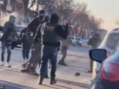 Niepokojący moment, gdy funkcjonariusz DHS pojawia się CLAP, gdy protestujący w Minneapolis Alex Jeffrey Pretti został zabity