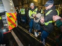 Policja aresztuje 86 osób pod zarzutem ciężkiego wtargnięcia po tym, jak protestujący z Akcji Palestyny szturmują Wormwood Scrubs