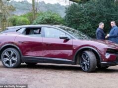 Król Karol i królowa Camilla widziani po raz pierwszy w swoim nowym elektrycznym samochodzie sportowym Lotus Eletre o wartości 160 000 funtów, który, jak żartuje, jest „cichy, ale zabójczy”