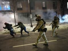 Protestujący oblegają hotel w Minnesocie w chaotycznej scenie pośród zamieszek po strzelaninie Alexa Prettiego