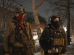 Uzbrojeni protestujący przeciwko ICE wychodzą na ulice Minneapolis, gdy Trump daje do zrozumienia, że może się wycofać w obliczu wściekłości związanej z „egzekucją” przez agentów pielęgniarki Alex Pretti