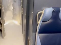 Niesamowity moment, w którym pociąg wypełnia się ŚNIEGIEM, gdy historyczna zimowa burza anuluje kolejne 4000 lotów: aktualizacje na żywo