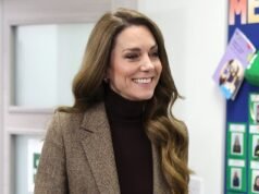 Szybka zmiana Kate! Księżniczka zamienia spodnie Jigsaw na obcisłe dżinsy i debiutuje w nowej, swobodnej fryzurze