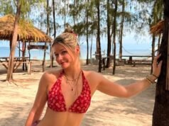 Mollie Pearce z The Traitors z dumą prezentuje swój worek stomijny we wzorzystym czerwonym bikini podczas urodzinowego wyjazdu do Tajlandii ze swoim chłopakiem, gwiazdą popu