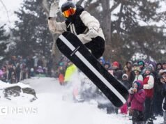 Olimpijski snowboardzista Shaun White wykonuje triki podczas śnieżycy w Nowym Jorku