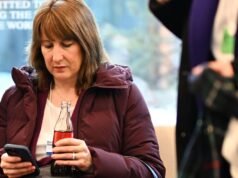 Szefowie hotelu „Baranki na rzeź” zmuszeni błagać Reevesa o „hamme |”. Wielka Brytania | Aktualności