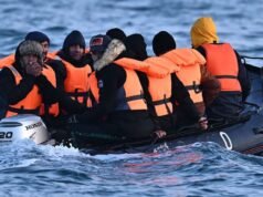 Francuska policja nakazała zaprzestać używania broni do zamieszek wobec migrantów na małych łodziach na kanale La Manche | Wielka Brytania | Aktualności