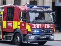 W pożarze domu na przedmieściach zaangażowano kilkudziesięciu strażaków | Wielka Brytania | Aktualności