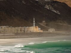 Horror w Omanie: statek turystyczny z 25 osobami na pokładzie wywraca się, a wielu zginęło