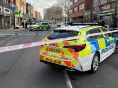 Napad na Shepherd’s Bush NA ŻYWO: Gang grozi policji młotkiem podczas nalotu na biżuterię | Wielka Brytania | Aktualności