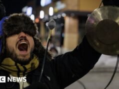 BBC podczas protestów przed hotelem, w którym prawdopodobnie przebywał szef imigracji Trumpa