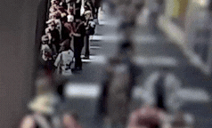 Mężczyzna oskarżony o strach przed bombą na wiecu w dniu inwazji po tym, jak podejrzane urządzenie zostało rzucone w tłum