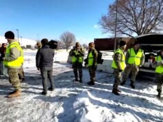 Gwardia Narodowa Minnesoty rozdaje kawę i pączki protestującym przeciwko ICE