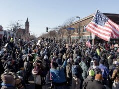 Wiadomości pokazują, że „szybkie reagowanie” zmobilizowało demonstrantów do nękania agentów federalnych, a także inne nagłówki gazet