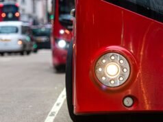 Kierowca autobusu w Londynie zwolniony po pościgu i uderzeniu mężczyzny, który ukradł naszyjnik pasażera | Wiadomości z Wielkiej Brytanii