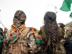 Film przedstawia syryjskiego bojownika z warkoczem, który – jak twierdzi – pochodzi od Kurdyjki z Rakki