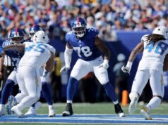 Andrew Thomas z Giants broni Willa Campbella po krachu na Super Bowl LX